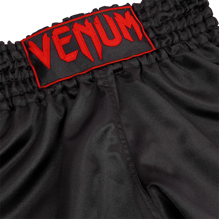 "Classic-Muay Thai -Shortsit, Musta/Punainen"